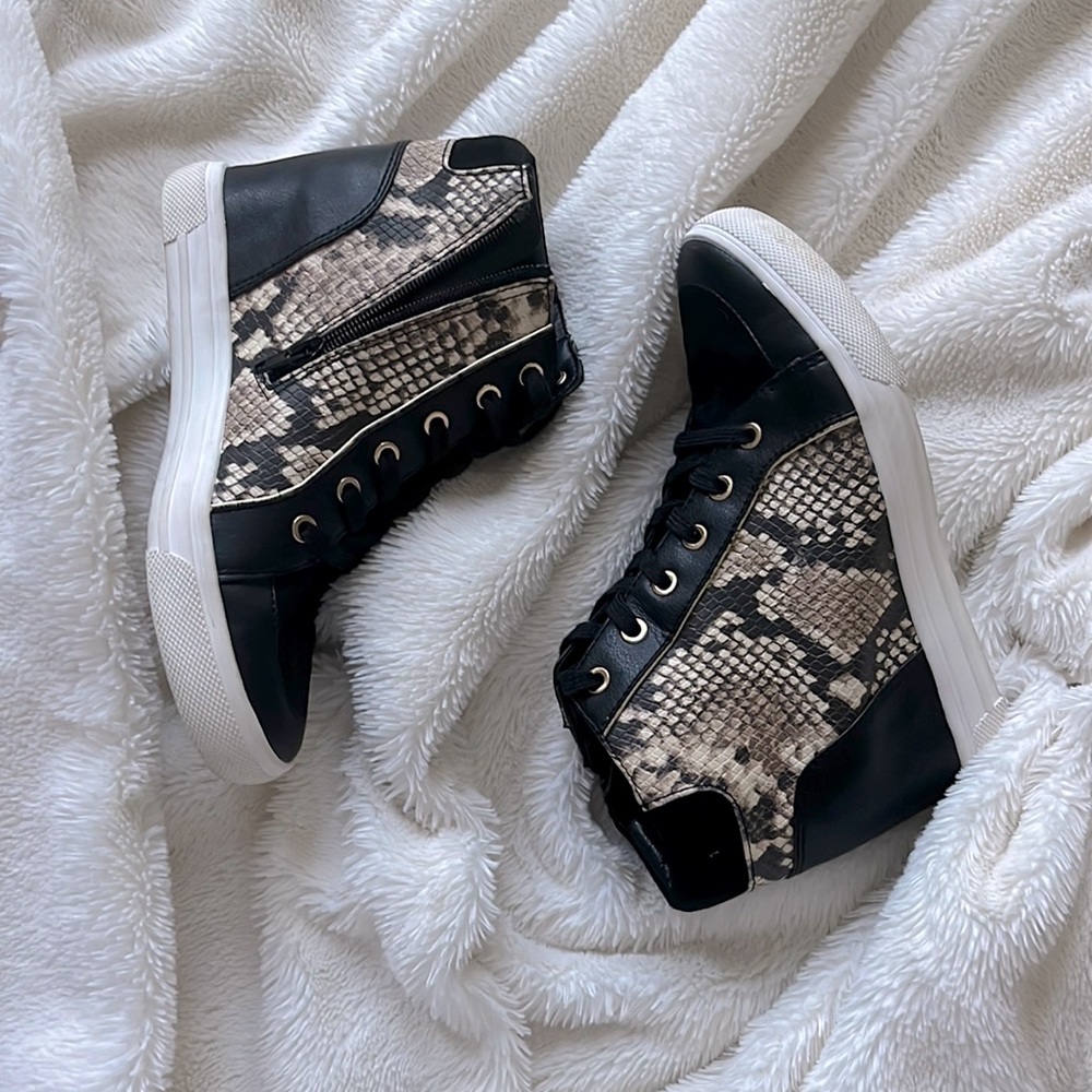 ALDO Women’s Snakeskin Wedge (size 6)